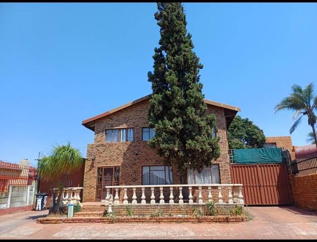 10 BEDROOM HOUSE FOR SALE IN LAUDIUM